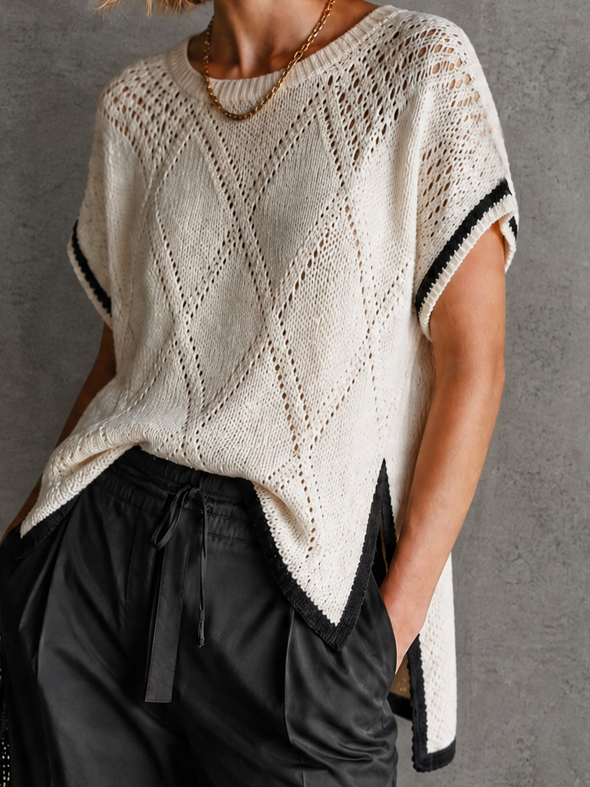 ElevenOra Chic White-Black Colorblock Round Neck Diamond Pattern Short Sleeve Loose-Fit High Low Hem Side Slit Mesh Knit Top